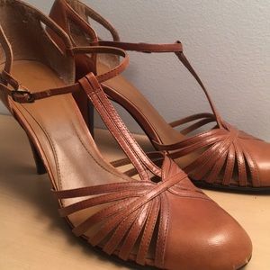 Nine West camel close toed heels
